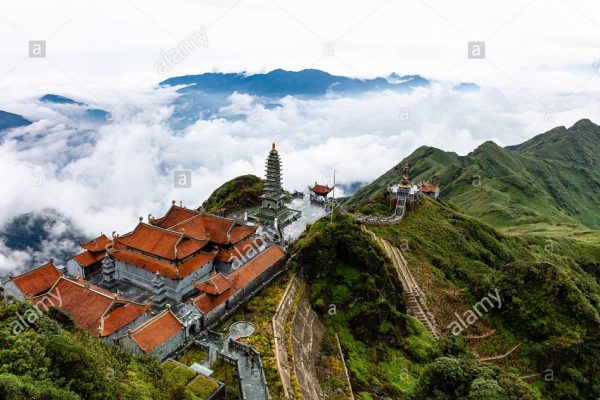 beautiful-view-from-fansipan-mountain-with-a-buddhistic-temple-sa-pa-lao-cai-province-vietnam-PYMG4K